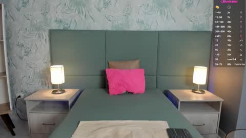 Lexie Thompson  online show from 09.10.25