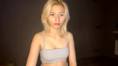 Snapshot of leyasaolee chatting on 11.27.25 Leya online show from 11.27.25