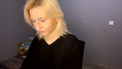 Snapshot of leyasaolee chatting on 11.28.25 Leya online show from 11.28.25