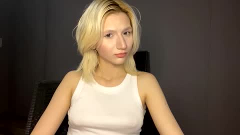 Snapshot of leyasaolee chatting on 11.30.25 Leya online show from 11.30.25