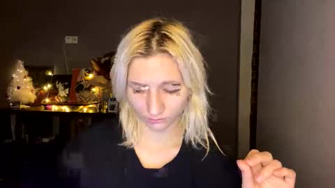 Snapshot of leyasaolee chatting on 12.14.25 Leya online show from 12.14.25