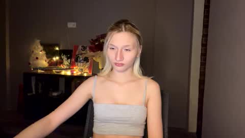 Snapshot of leyasaolee chatting on 12.19.25 Leya online show from 12.19.25