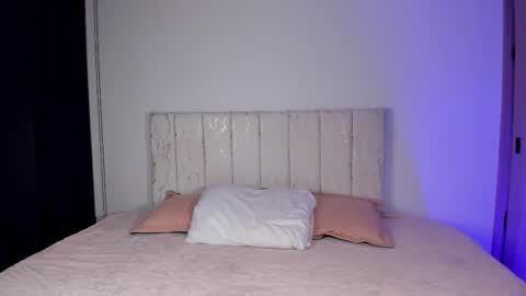 Snapshot of lia_girl2 chatting on 11.21.25 Lia online show from 11.21.25