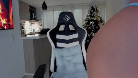 Snapshot of lia_girl2 chatting on 12.16.25 Lia online show from 12.16.25