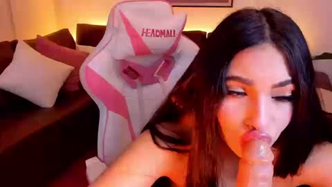 Snapshot of liahjhons chatting on 09.16.25 Liah online show from 09.16.25