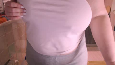 Snapshot of liahsofty chatting on 12.19.24 miss Lia colection for travel online show from 12.19.24