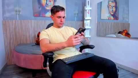 Snapshot of liam_walk chatting on 12.31.24 Liam online show from 12.31.24