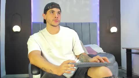 Snapshot of liam_walk chatting on 11.08.25 Liam online show from 11.08.25