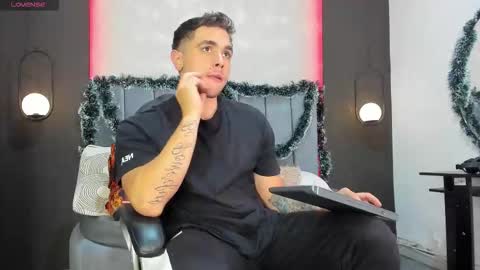 Snapshot of liam_walk chatting on 11.27.25 Liam online show from 11.27.25