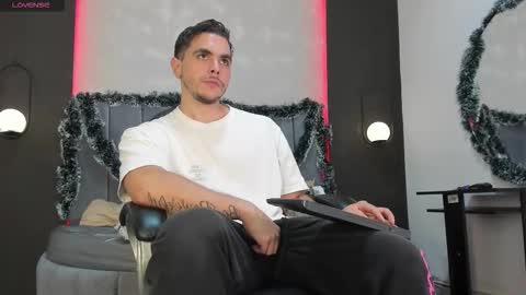 Snapshot of liam_walk chatting on 12.03.25 Liam online show from 12.03.25