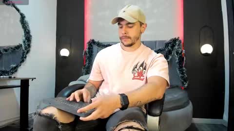 Snapshot of liam_walk chatting on 12.22.25 Liam online show from 12.22.25