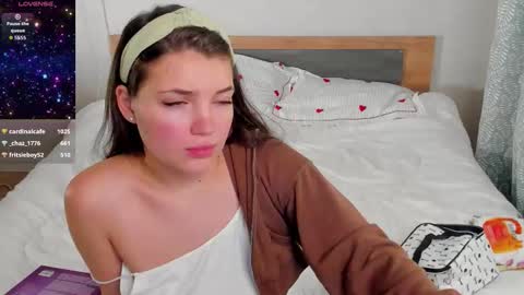 Snapshot of liana_8 chatting on 11.13.25 liana_8 online show from 11.13.25