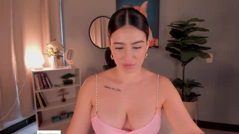 Snapshot of liapearce chatting on 11.11.25 Lia online show from 11.11.25