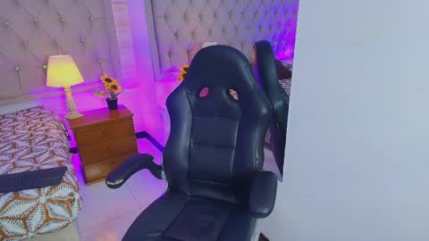 Snapshot of liathompson_fg chatting on 03.26.26 Lia online show from 03.26.26