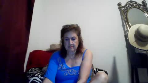 Snapshot of librawoman chatting on 01.12.25 librawoman online show from 01.12.25