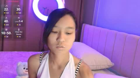 Snapshot of lihnpham chatting on 11.17.25 Lihn Pham online show from 11.17.25