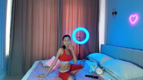 Snapshot of lihnpham chatting on 11.27.25 Lihn Pham online show from 11.27.25