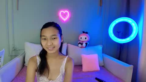 Snapshot of lihnpham chatting on 12.04.25 Lihn Pham online show from 12.04.25