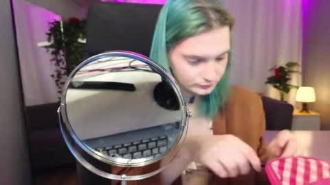 Snapshot of lika_haris chatting on 09.25.25 Lika online show from 09.25.25