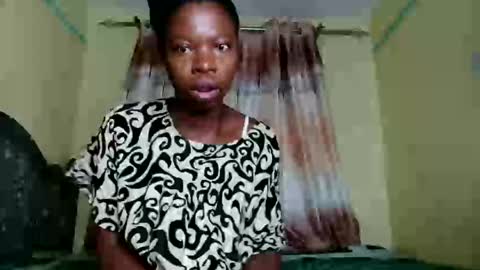 Snapshot of lil_paula chatting on 10.08.25 serenity online show from 10.08.25