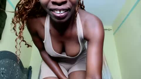 Snapshot of lil_paula chatting on 10.13.25 serenity online show from 10.13.25