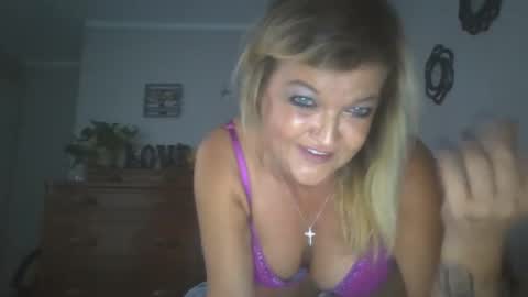 Snapshot of lilblonde412 chatting on 09.16.25 lilblonde412 online show from 09.16.25
