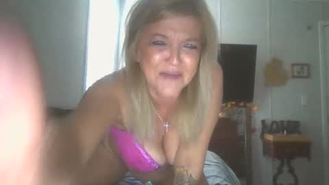 Snapshot of lilblonde412 chatting on 10.20.25 lilblonde412 online show from 10.20.25