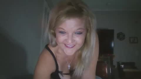 Snapshot of lilblonde412 chatting on 10.27.25 lilblonde412 online show from 10.27.25