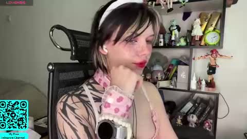 Snapshot of liliandaniels chatting on 06.17.26 Lilian online show from 06.17.26