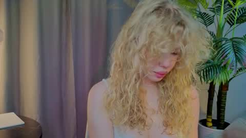 Snapshot of lililok101 chatting on 11.06.25 lililok101 online show from 11.06.25