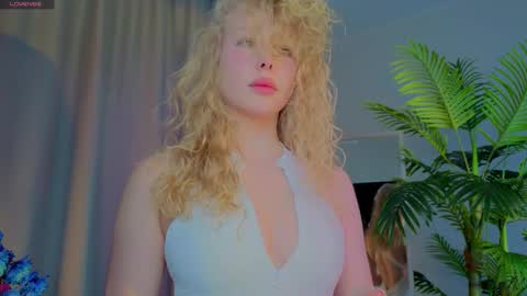 Snapshot of lililok101 chatting on 11.13.25 lililok101 online show from 11.13.25