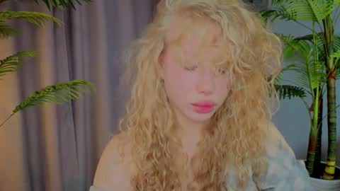 Snapshot of lililok101 chatting on 11.20.25 lililok101 online show from 11.20.25