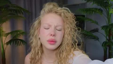 Snapshot of lililok101 chatting on 11.25.25 lililok101 online show from 11.25.25