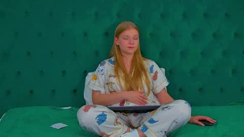 Snapshot of lilitrosen chatting on 09.15.25 lilitrosen online show from 09.15.25