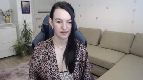 Snapshot of lilliyves chatting on 05.23.26 lilliyves online show from 05.23.26