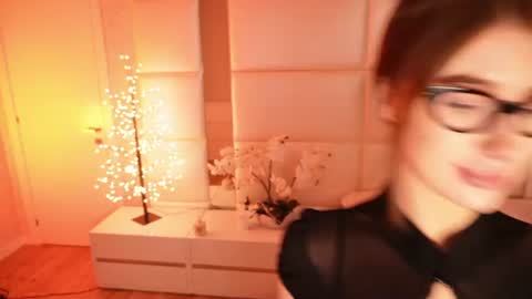 Lilly Colins online show from 06.19.26