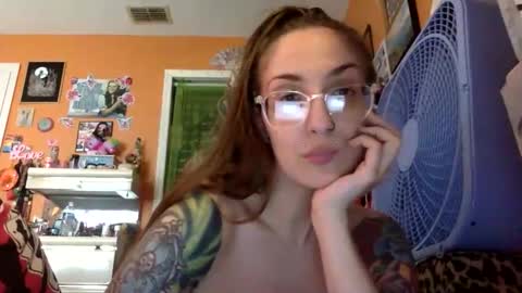 Snapshot of lillylushabae chatting on 04.12.26 hi guys im back on here 3 online show from 04.12.26