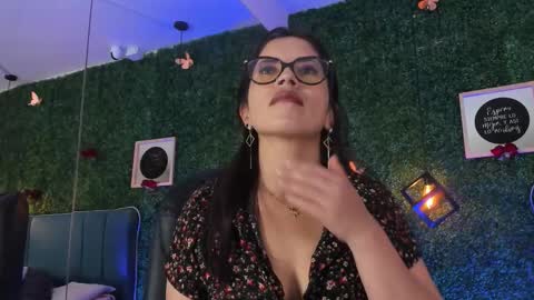 Snapshot of linagh chatting on 03.18.26 Lina online show from 03.18.26