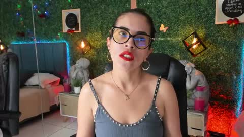 Snapshot of linagh chatting on 05.15.26 Lina online show from 05.15.26