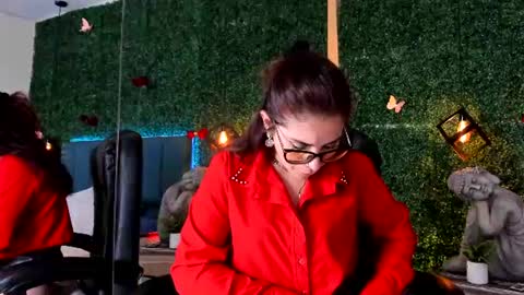 Snapshot of linagh chatting on 06.19.26 Lina online show from 06.19.26