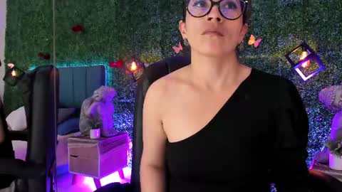 Snapshot of linagh chatting on 06.27.26 Lina online show from 06.27.26
