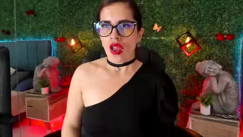 Snapshot of linagh chatting on 06.27.26 Lina online show from 06.27.26