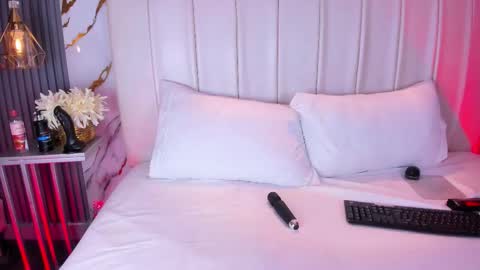 linakatelles online show from 03.18.26