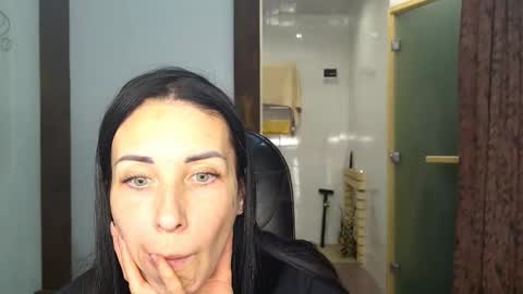 LinaLivee online show from 11.30.25