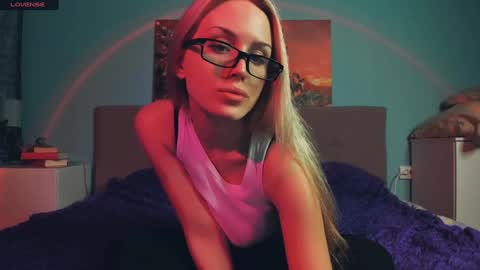 Snapshot of linda_roxy chatting on 01.26.25 Linda online show from 01.26.25