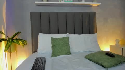 Snapshot of lindaa_natashaa chatting on 11.22.25 L I N D A online show from 11.22.25