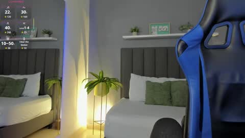 Snapshot of lindaa_natashaa chatting on 11.28.25 L I N D A online show from 11.28.25