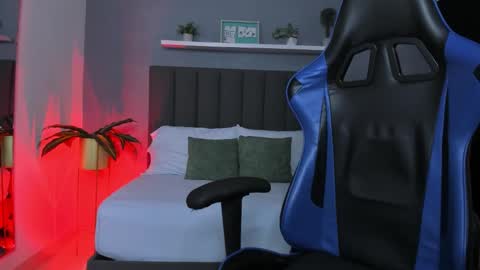 Snapshot of lindaa_natashaa chatting on 12.02.25 L I N D A online show from 12.02.25