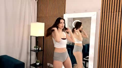 Snapshot of lindablyee chatting on 02.14.26 lili online show from 02.14.26