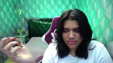 Snapshot of lindabreexlove chatting on 12.23.24 online show from 12.23.24